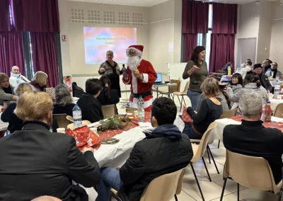 Salle décorée pour Noël lors de la célébration à l’EBE Zouvaï.