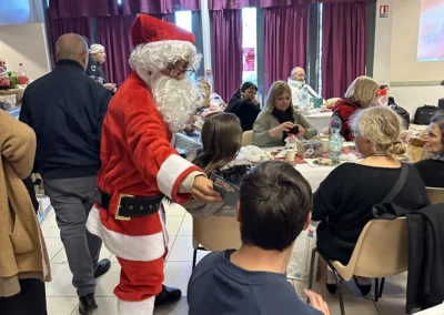 Moments deParticipants au karaoké pendant la fête de Noël de l’EBE Zouvaï.