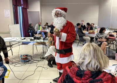 Moments de partage et distribution de cadeaux à Noël chez EBE Zouvaï