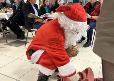 Participants réunis autour d’un Pictionary pour célébrer Noël à l’EBE Zouvaï.