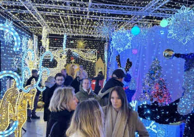 Visite des salariés de l'EBE Zou Vaï au showroom de Blachere Illumination France, plongée dans la magie de Noël.