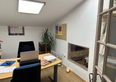 Nouveaux bureaux opérationnels - bureau amenage sous une mezzanine avec un eclairage led un bureau en bois une chaise ergonomique et des elements de decoration