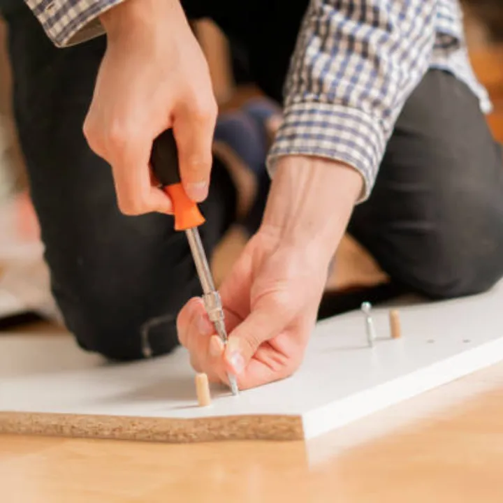 Petits Travaux Utiles - Montage de meuble